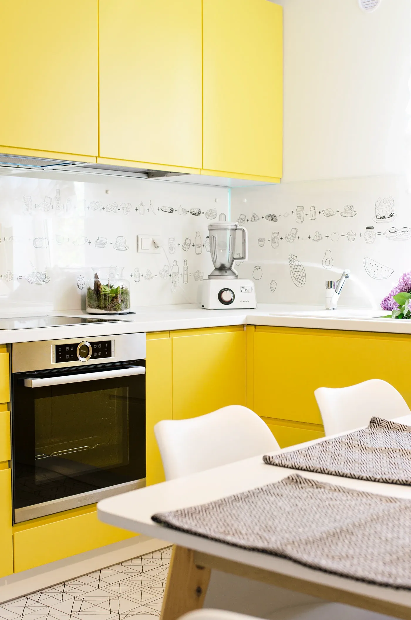 Apartament cu bucătărie galbenă în Cluj-Napoca