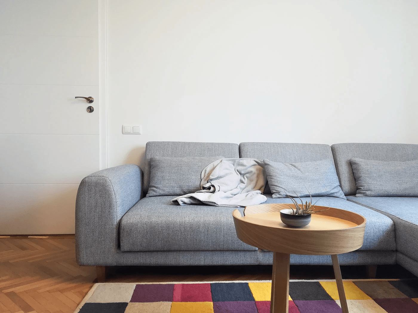 Apartament cu bucătărie galbenă în Cluj-Napoca (17)